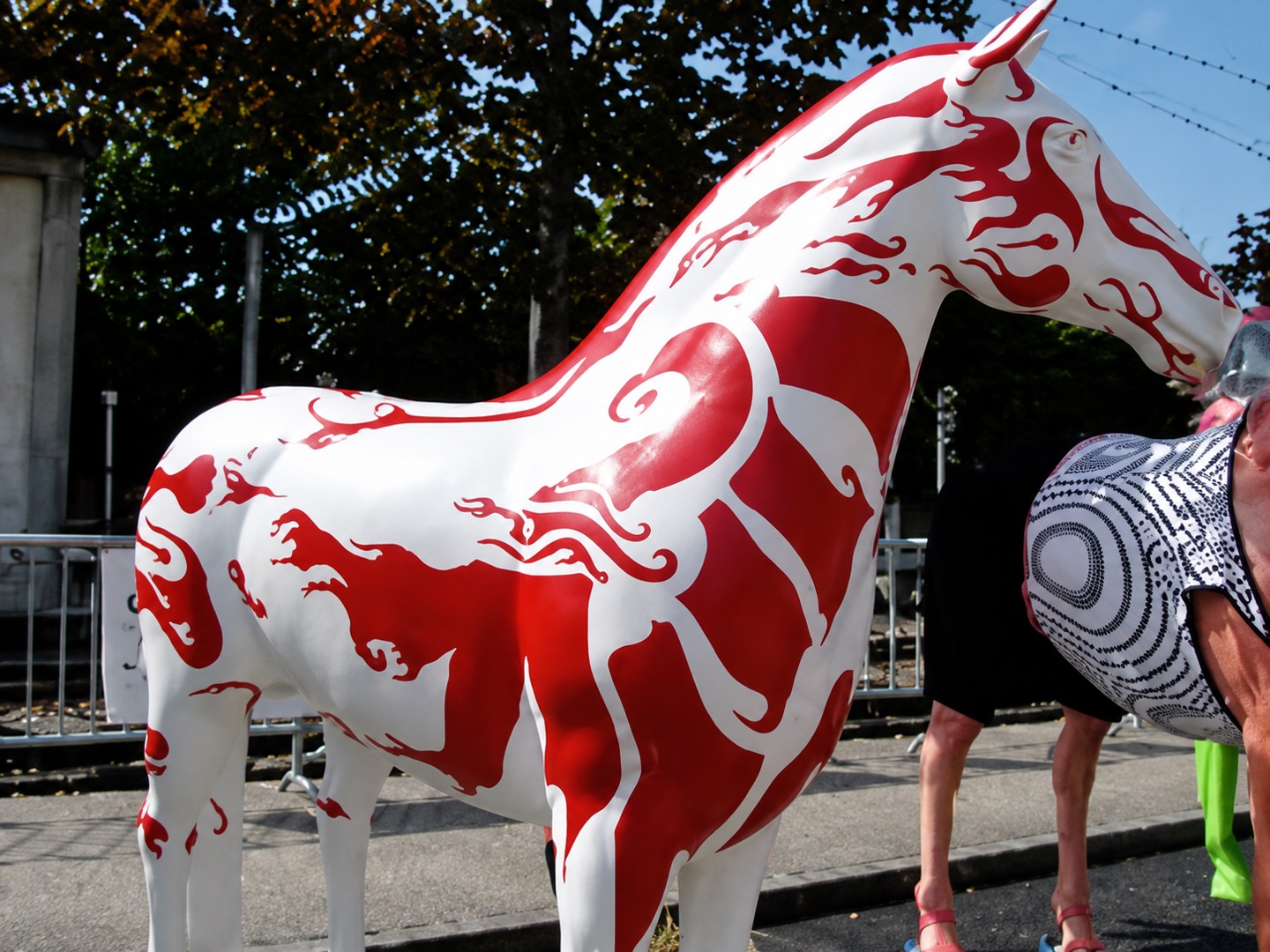 Sculpture de cheval peinte en rouge et blanc